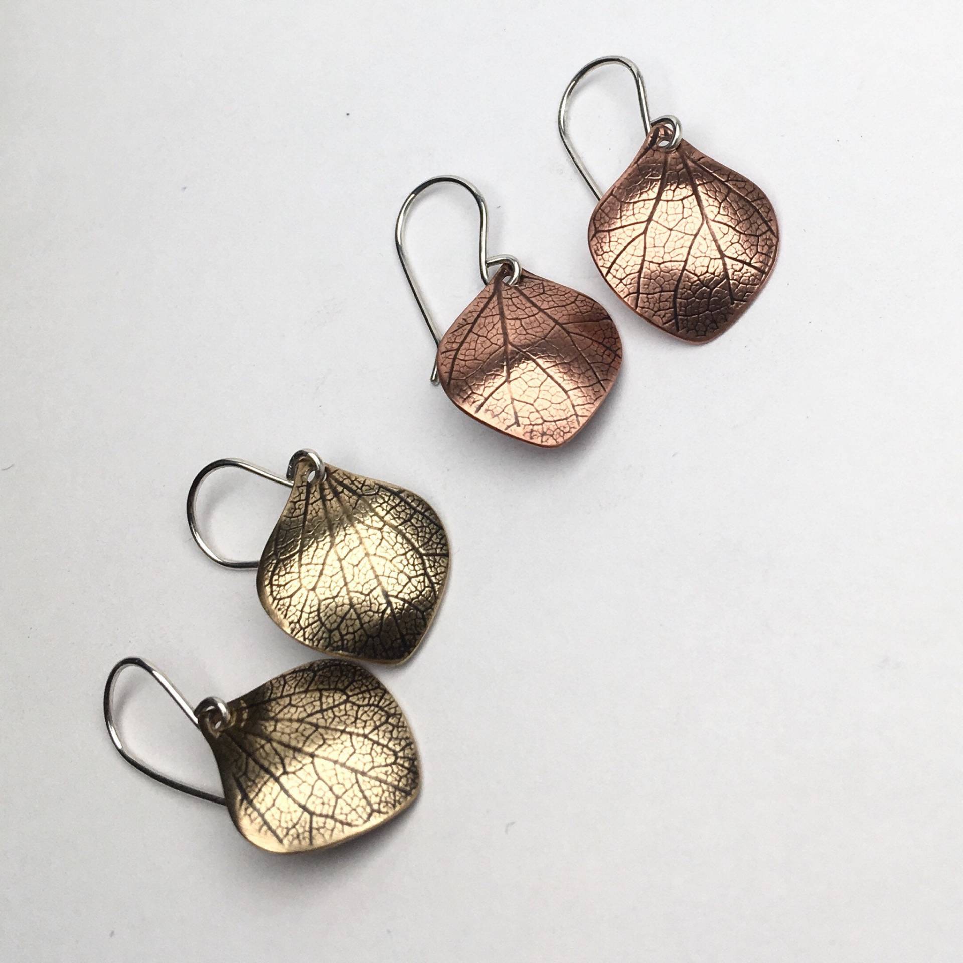 Hydrangea Petal Ohrringe, Kupfer Oder Messing Mischmetall-Ohrringe Hydrangea Petal Ohrringe, Kupfer Oder Messing Mischmetall-Ohrringe von tigerlillyshop