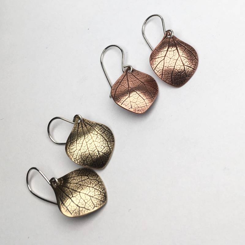 Hydrangea Petal Ohrringe, Kupfer Oder Messing Mischmetall-Ohrringe Hydrangea Petal Ohrringe, Kupfer Oder Messing Mischmetall-Ohrringe von tigerlillyshop