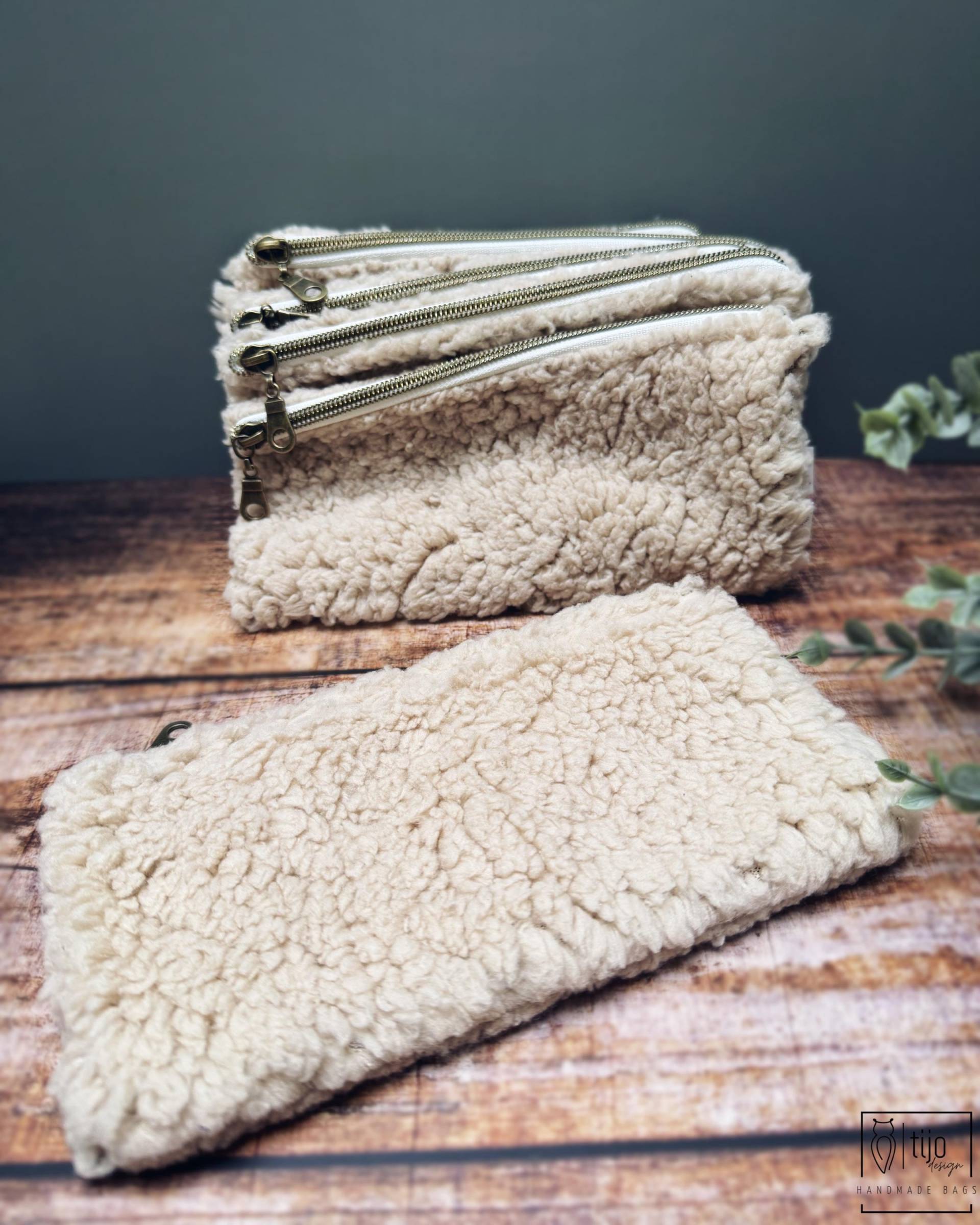 Kuschel-Mich-Mäppchen | Lammfellimitat Kosmetiktäschchen Kosmetiktasche Mäppchen Etui Geschenkidee Natur Braun von tijodesign