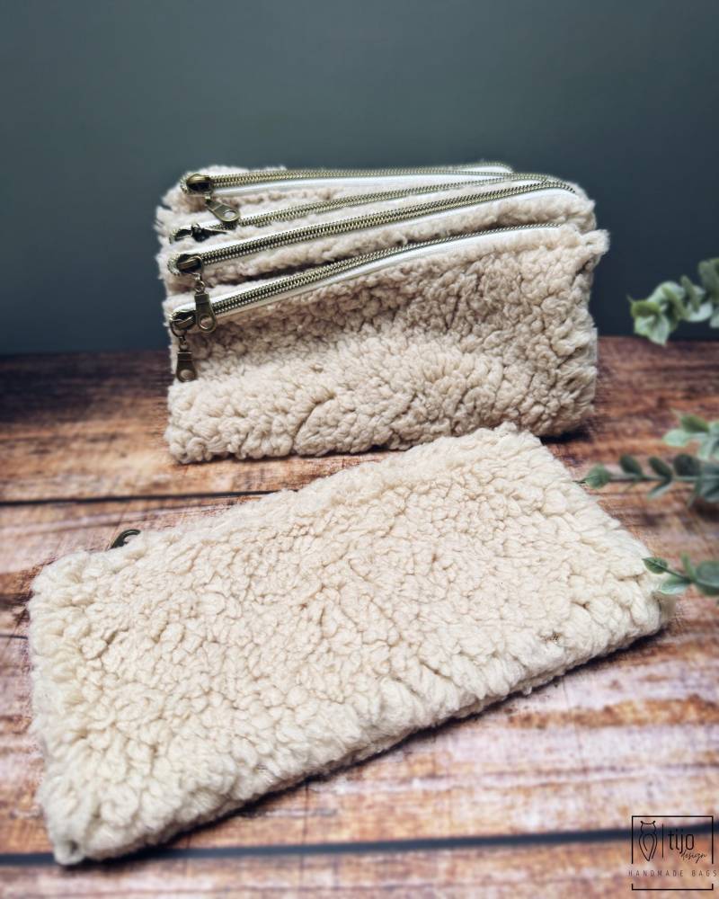 Kuschel-Mich-Mäppchen | Lammfellimitat Kosmetiktäschchen Kosmetiktasche Mäppchen Etui Geschenkidee Natur Braun von tijodesign