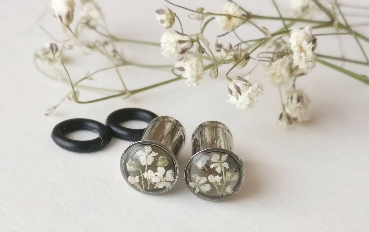 Florale Ohrstecker - Gypsophila Knospen & Creme Blumen in Silber Chirurgenstahl Gauges | 6 Mm Plus Florale Ohrstecker - Gypsophila Knospen & Creme Blumen in Silber Chirurgenstahl Gauges | 6 Mm Plus von tildeathstudios