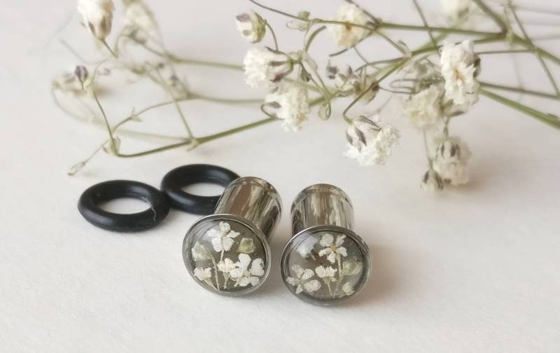 Florale Ohrstecker - Gypsophila Knospen & Creme Blumen in Silber Chirurgenstahl Gauges | 6 Mm Plus Florale Ohrstecker - Gypsophila Knospen & Creme Blumen in Silber Chirurgenstahl Gauges | 6 Mm Plus von tildeathstudios