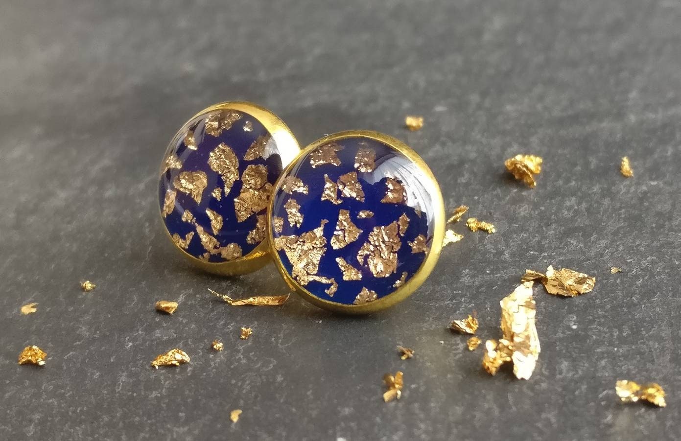 Lapislazuli Inspirierte Blattgold Ohrstecker Dunkelblaues Kunstharz von tildeathstudios