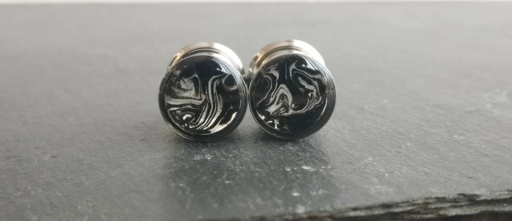 Ohr Gauges, Metall Plugs, Schwarz Swirled Marble Reversible Tunnels, Monochrome Abstrakte Einzigartige Ungewöhnliche Stretcher Ohr Gauges, Metall Plugs, Schwarz Swirled Marble Reversible Tunnels, Monochrome Abstrakte Einzigartige Ungewöhnliche Stretcher von tildeathstudios