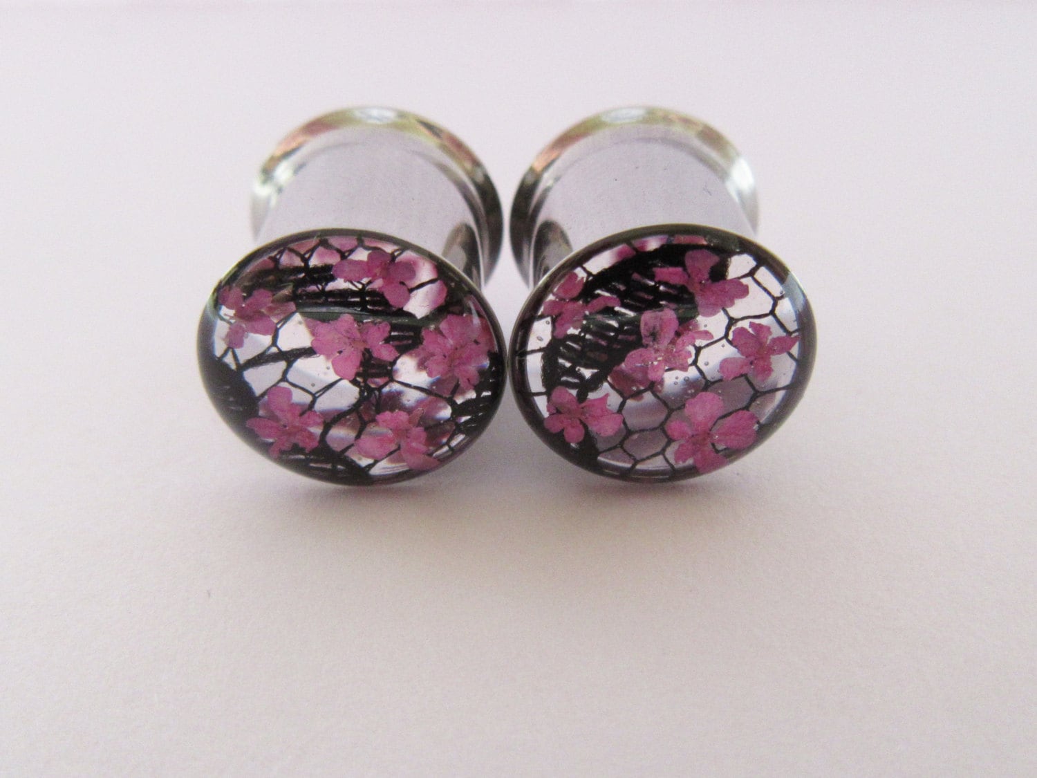 Ohrstecker Tunnel Echte Blume 8mm 0G + Cerise Rosa Floral Einzigartig Alternative Spitze 10mm 00G Gauge Ungewöhnliche Stretchers. Handarbeit Auf Ohrstecker Tunnel Echte Blume 8mm 0G + Cerise Rosa Floral Einzigartig Alternative Spitze 10mm 00G Gauge Ungewöhnliche Stretchers. Handarbeit Auf von tildeathstudios