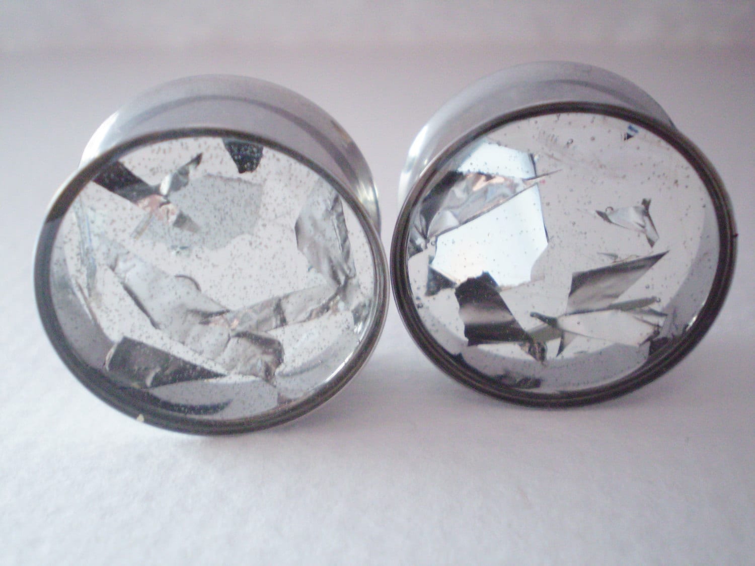 Plugs Gauges Gebrochen Spiegel Glas Silber Folie Metall Alternative Ausgefallene Individuell Einzigartige Handgefertigte Ohr Tunnel Plugs Gauges Gebrochen Spiegel Glas Silber Folie Metall Alternative Ausgefallene Individuell Einzigartige Handgefertigte Ohr Tunnel von tildeathstudios