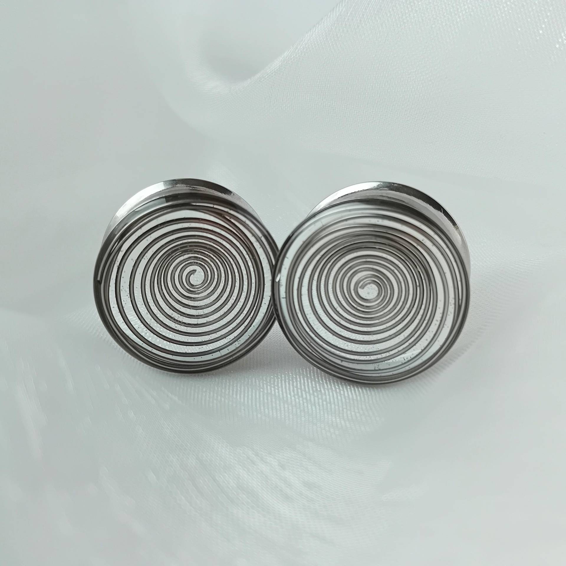 Plugs Gauges Silber Stahl Metall Spirale Unisex Alternative Ungewöhnliche Custom Einzigartige Ohrtunnel Plugs Gauges Silber Stahl Metall Spirale Unisex Alternative Ungewöhnliche Custom Einzigartige Ohrtunnel von tildeathstudios