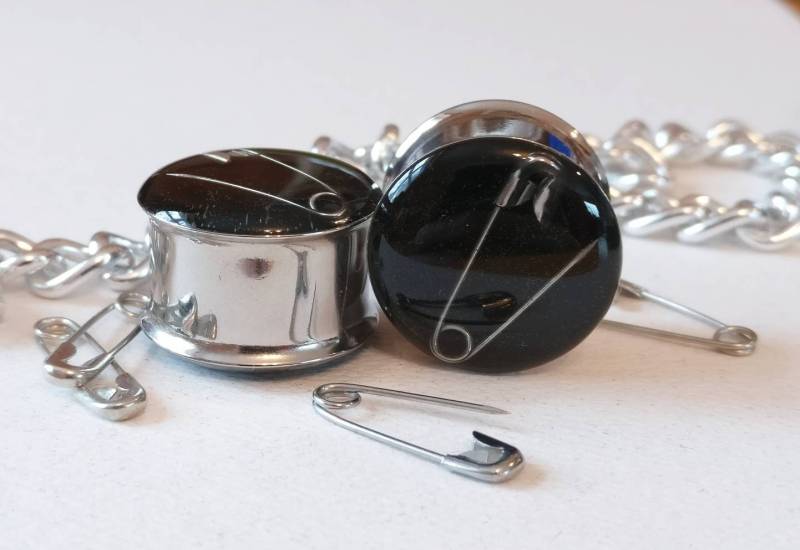 Punk Plugs, Schwarz, Ohr Gauges, Dehner, Tunnel, Sicherheitsnadel, 3/4" Gauge 19mm+ Punk Plugs, Schwarz, Ohr Gauges, Dehner, Tunnel, Sicherheitsnadel, 3/4" Gauge 19mm+ von tildeathstudios