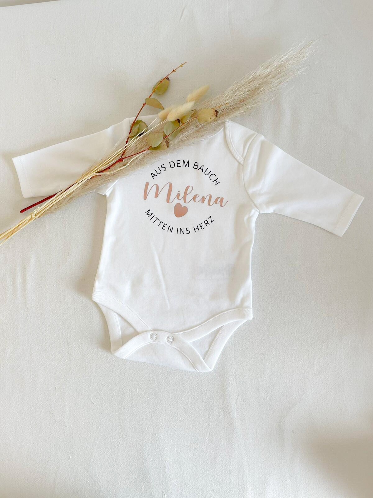 Babybody Personalisiert „Aus Dem Bauch Mitten Ins Herz", Geschenk Zur Geburt Babybody Personalisiert „Aus Dem Bauch Mitten Ins Herz", Geschenk Zur Geburt von tilmamanufaktur