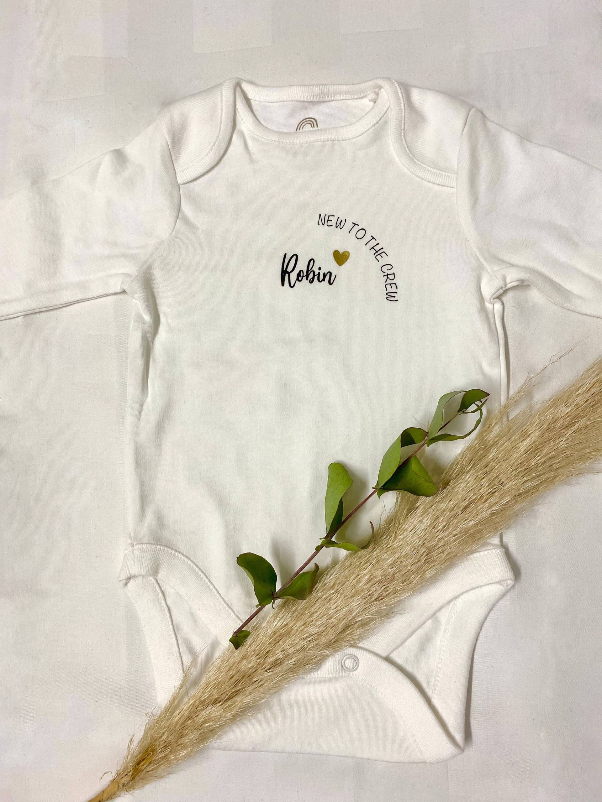 Babybody Personalisiert „New To The Crew" Herz & Name, Geschenk Zur Geburt Babybody Personalisiert „New To The Crew" Herz & Name, Geschenk Zur Geburt von tilmamanufaktur