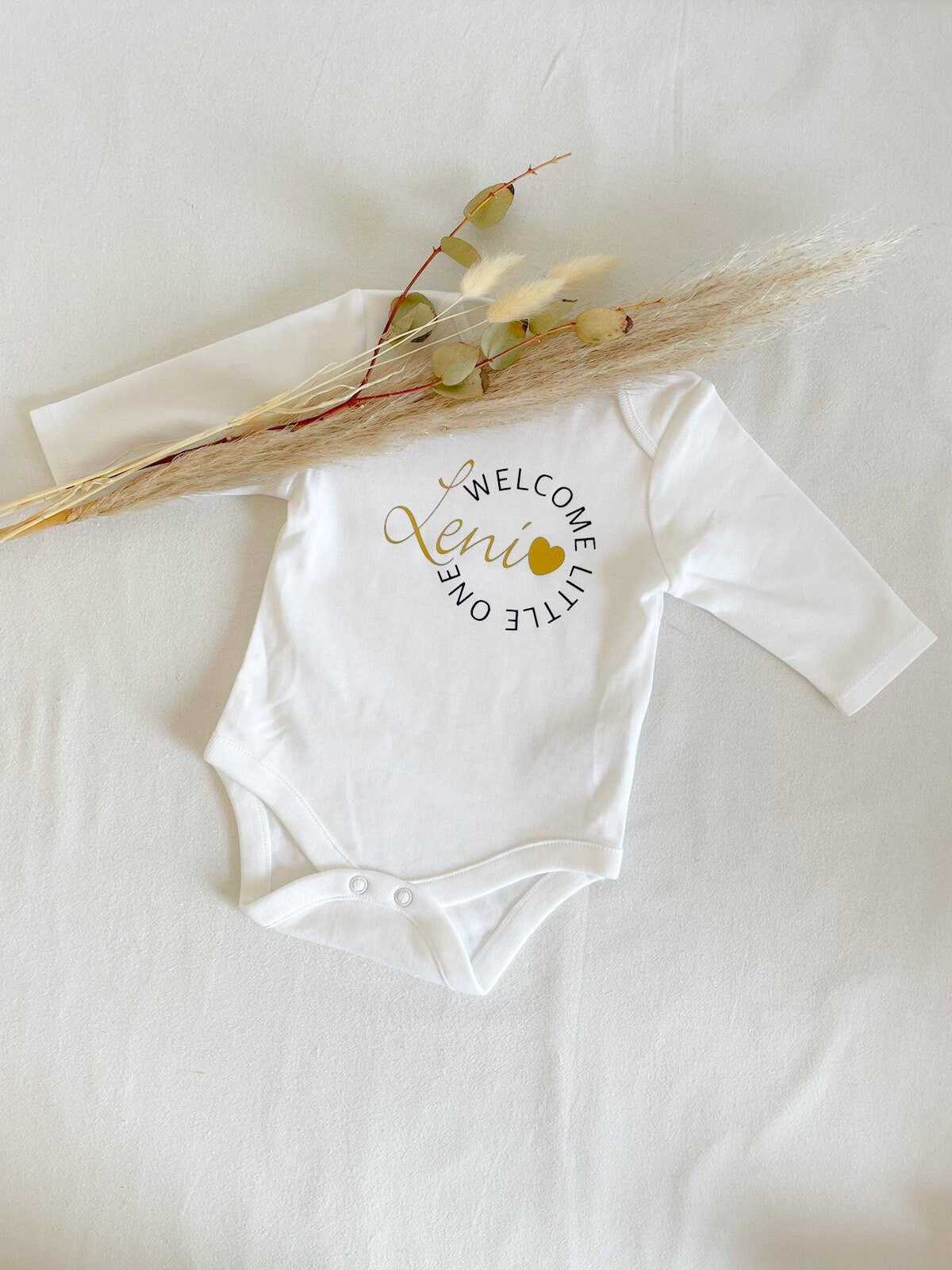 Babybody Personalisiert „Welcome Little One", Geschenk Zur Geburt Babybody Personalisiert „Welcome Little One", Geschenk Zur Geburt von tilmamanufaktur
