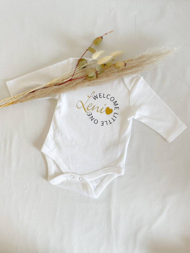 Babybody Personalisiert „Welcome Little One", Geschenk Zur Geburt Babybody Personalisiert „Welcome Little One", Geschenk Zur Geburt von tilmamanufaktur