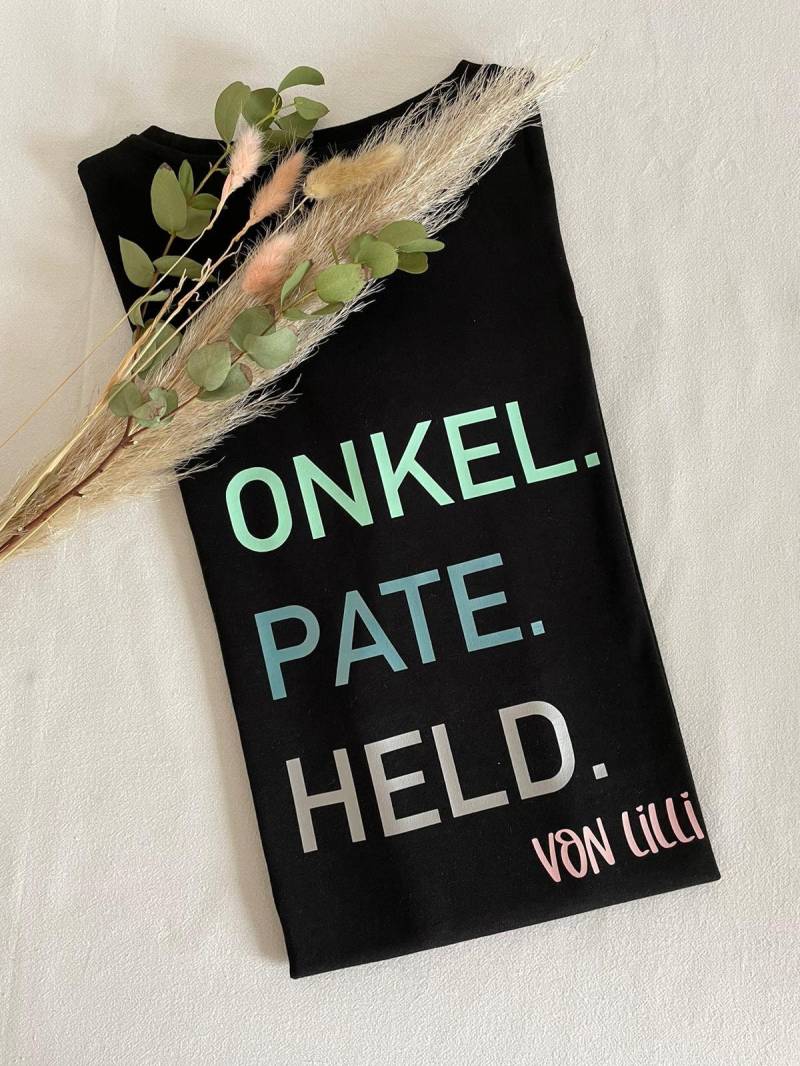 Herren Shirt ‚Onkel, Pate, Held' Personalisiert Mit Name Herren Shirt ‚Onkel, Pate, Held' Personalisiert Mit Name von tilmamanufaktur