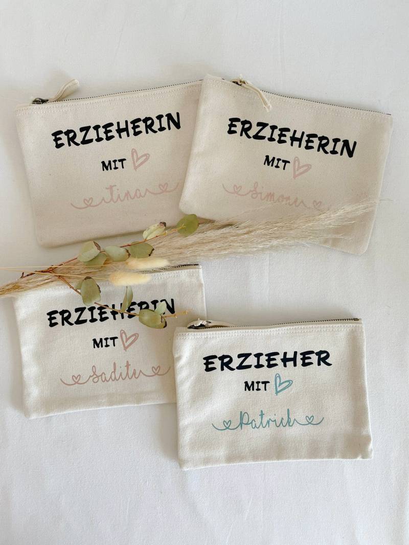 Kosmetiktasche Personalisiert ‚Erzieherin Mit Herz' Kosmetiktasche Personalisiert ‚Erzieherin Mit Herz' von tilmamanufaktur