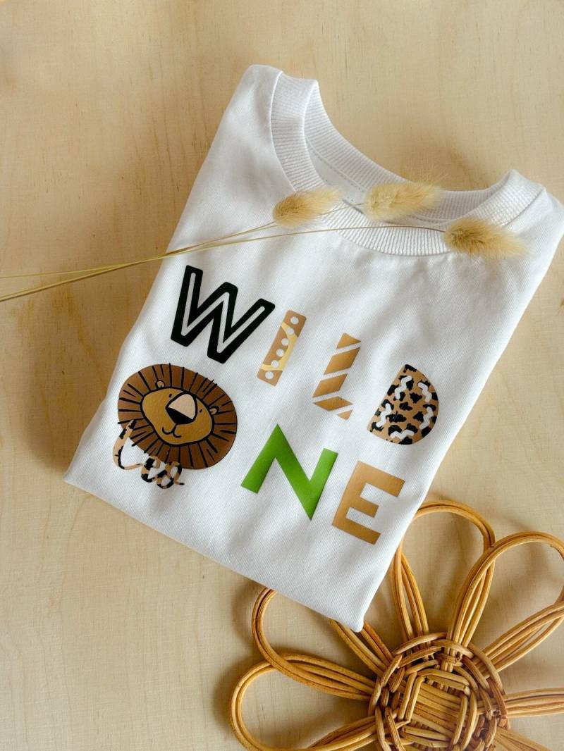 Personalisiertes Shirt ‚Wild One' Zum 1. Geburtstag Mit Name Und Tier Personalisiertes Shirt ‚Wild One' Zum 1. Geburtstag Mit Name Und Tier von tilmamanufaktur