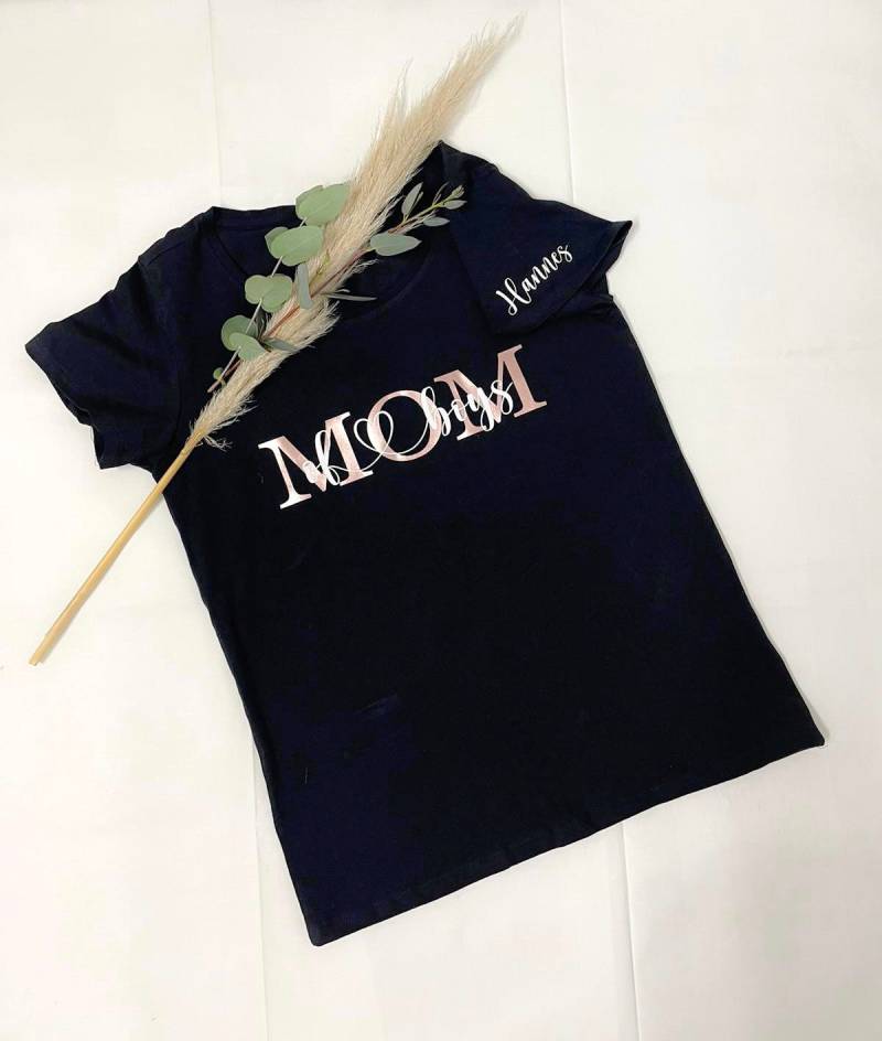 Personalisiertes Shirt Damen ‚Mom Of Boys/ Girls' Mit Namen Personalisiertes Shirt Damen ‚Mom Of Boys/ Girls' Mit Namen von tilmamanufaktur