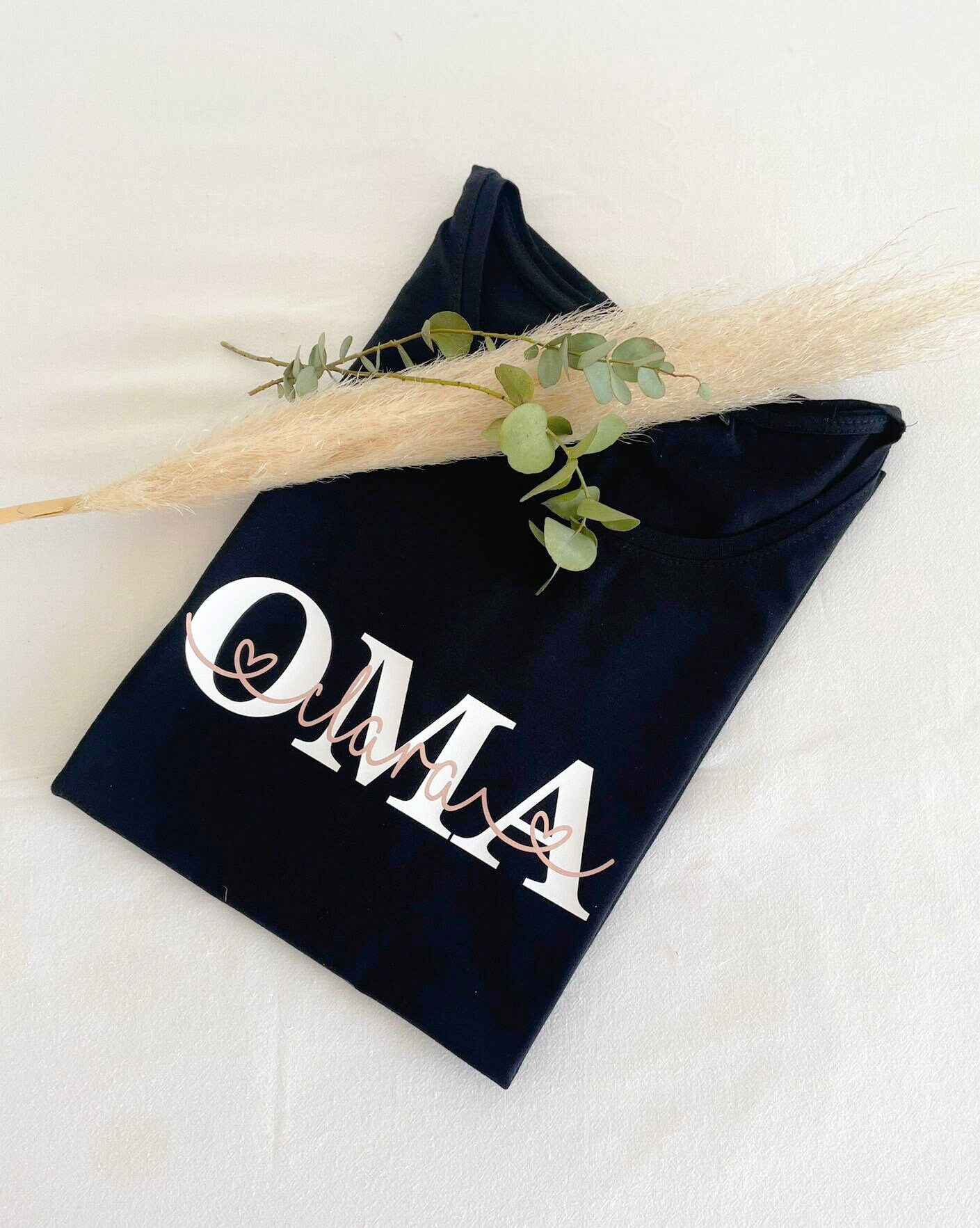 Personalisiertes Shirt Damen ‚Oma & Name' Personalisiertes Shirt Damen ‚Oma & Name' von tilmamanufaktur