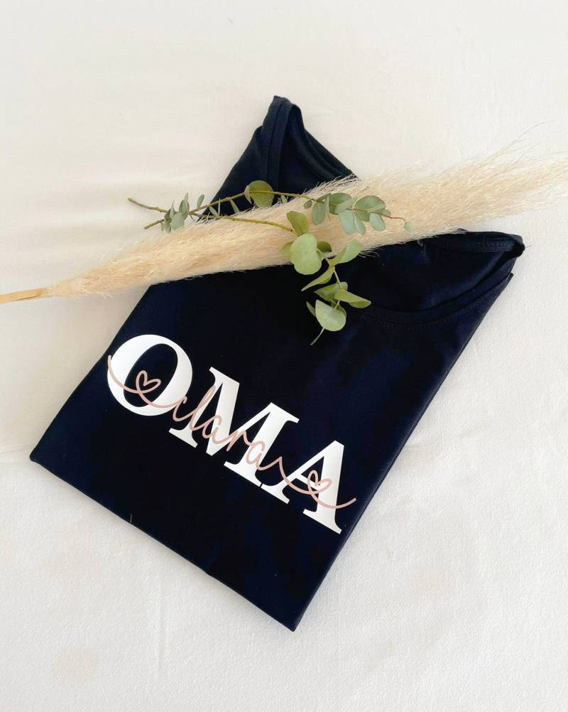 Personalisiertes Shirt Damen ‚Oma & Name' Personalisiertes Shirt Damen ‚Oma & Name' von tilmamanufaktur