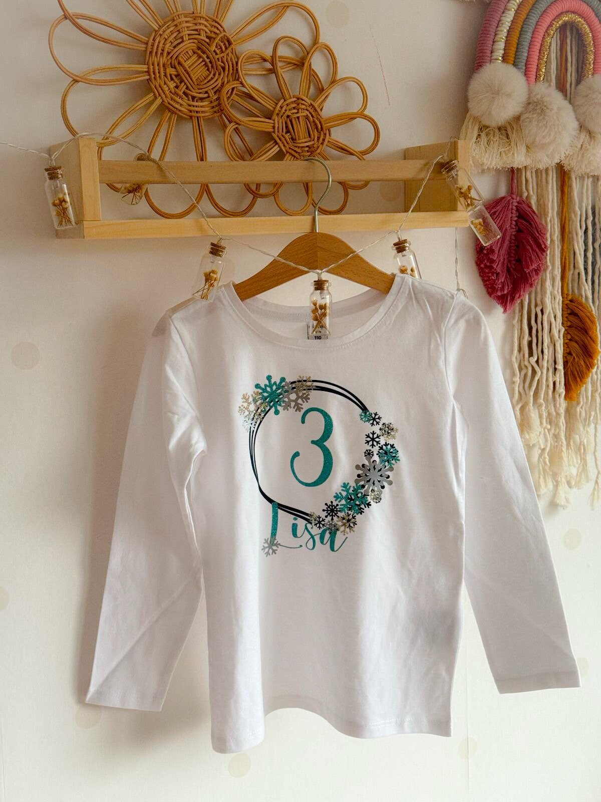 Personalisiertes Shirt Zum Geburtstag ‚Eiskönigin' Mit Glitzer, Name, Zahl Und Schneeflocken Personalisiertes Shirt Zum Geburtstag ‚Eiskönigin' Mit Glitzer, Name, Zahl Und Schneeflocken von tilmamanufaktur