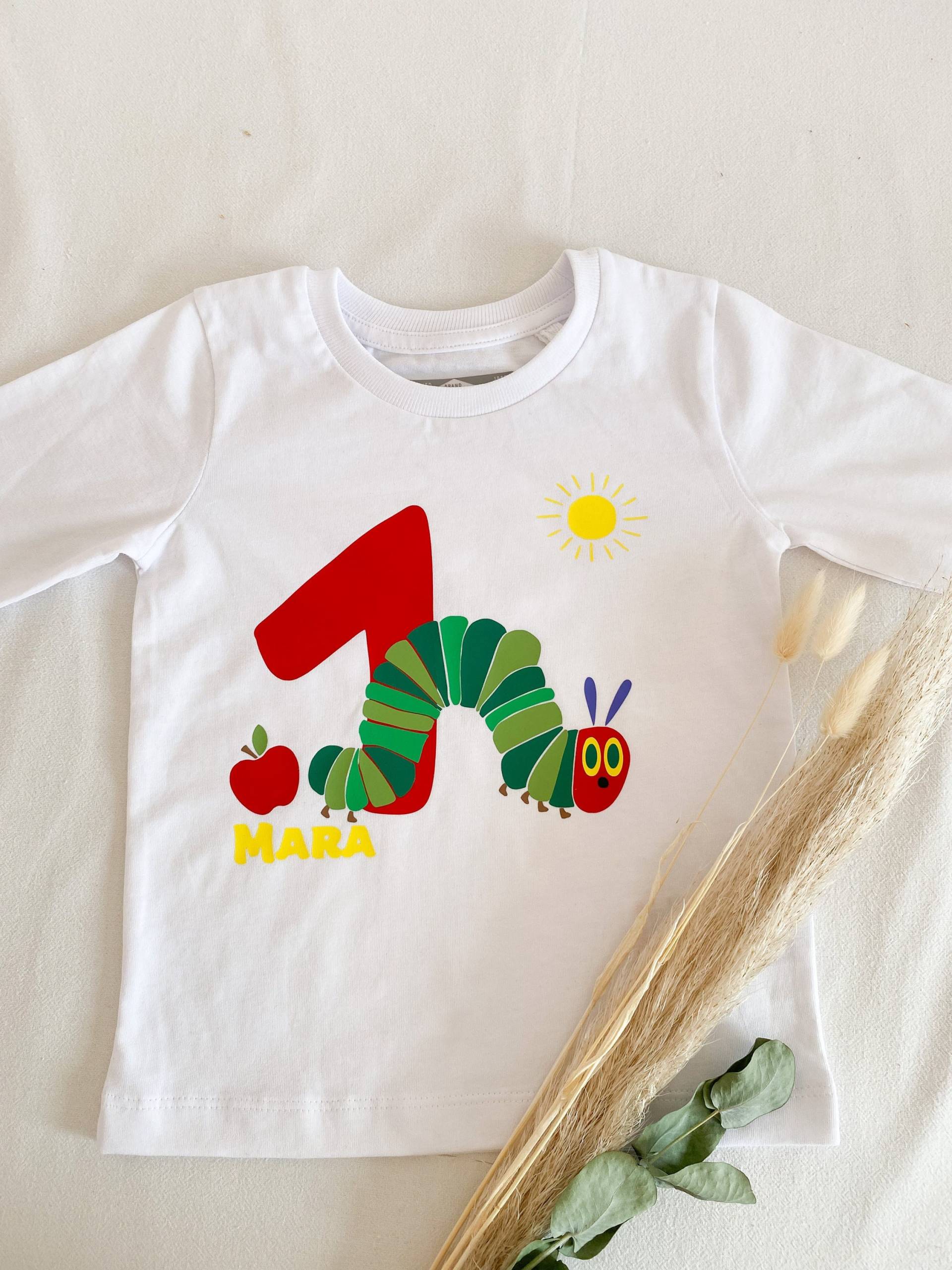 Personalisiertes Shirt Zum Geburtstag Mit Name Und Raupe Nimmersatt Personalisiertes Shirt Zum Geburtstag Mit Name Und Raupe Nimmersatt von tilmamanufaktur