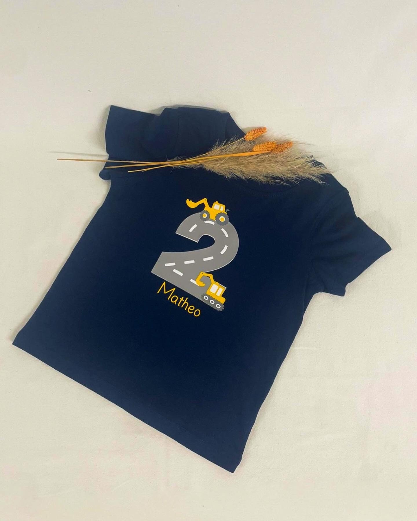 Personalisiertes Shirt Zum Geburtstag Mit Name Und Zahl Als Straße Motto Baustelle/Baufahrzeuge Personalisiertes Shirt Zum Geburtstag Mit Name Und Zahl Als Straße Motto Baustelle/Baufahrzeuge von tilmamanufaktur
