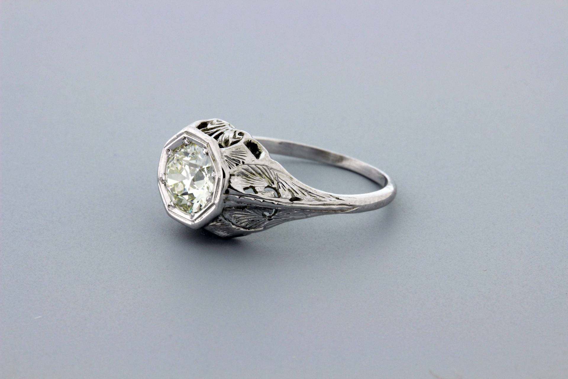1, 03 Ct Diamant-Solitärring Mit Efeu-Gravur von timekeepersinclayton