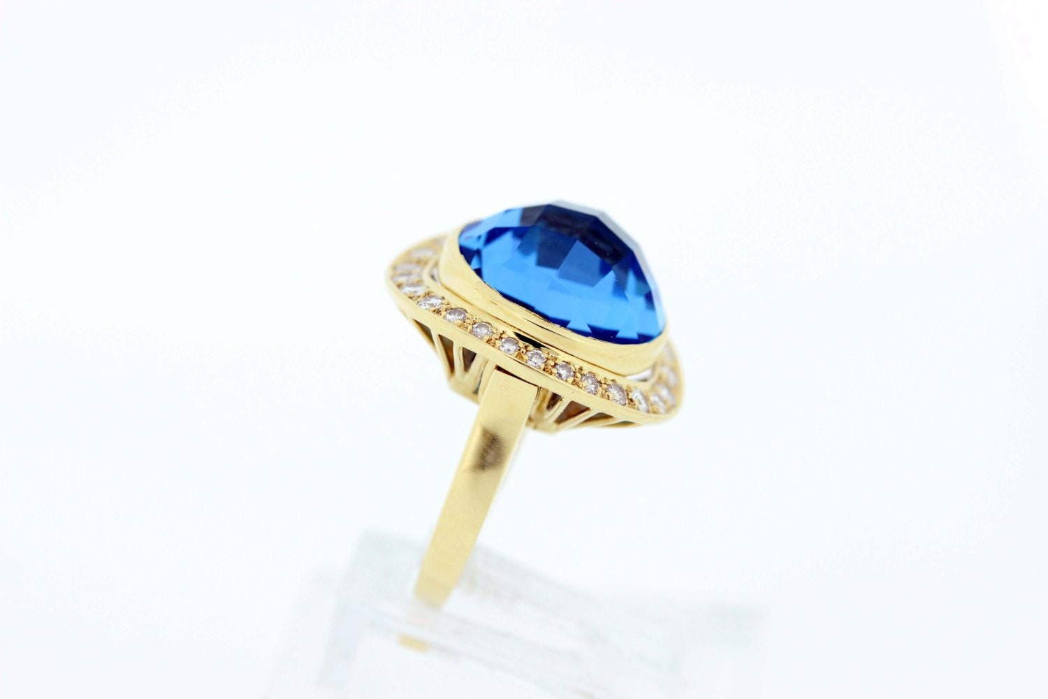 14-Karätiger Goldring Mit Blauem Topas Und Diamant-Halo von timekeepersinclayton