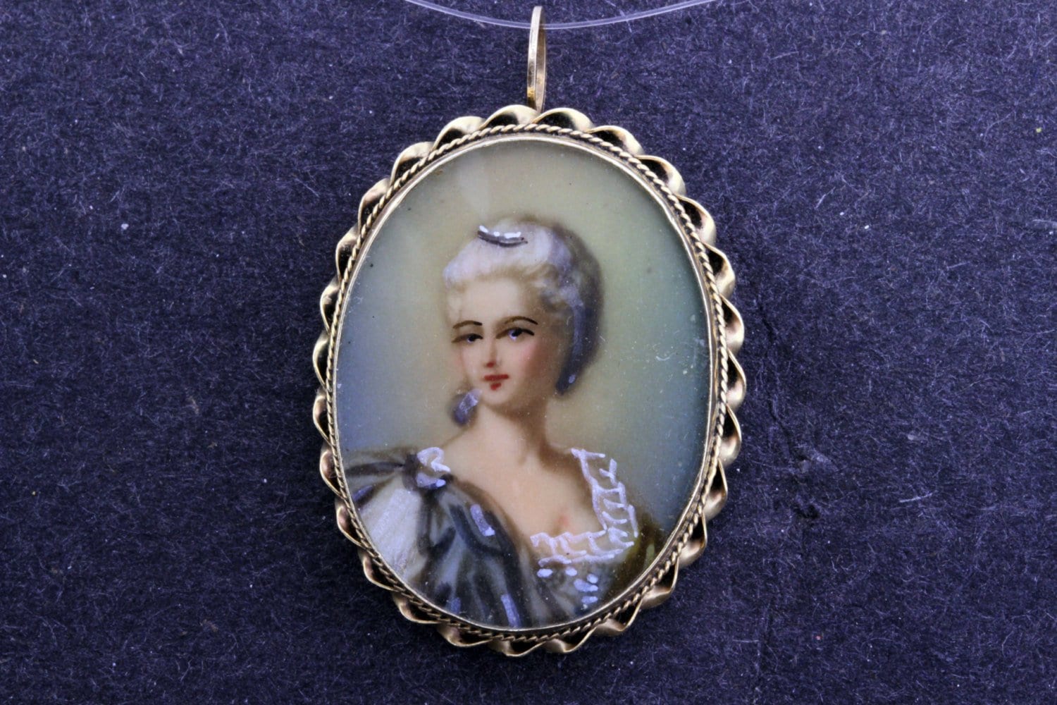 14K Gold Cabrio-Ovale Brosche/Anhänger Von Hand Bemalt Weibliche Figur von timekeepersinclayton