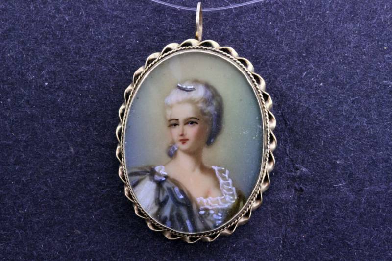14K Gold Cabrio-Ovale Brosche/Anhänger Von Hand Bemalt Weibliche Figur von timekeepersinclayton