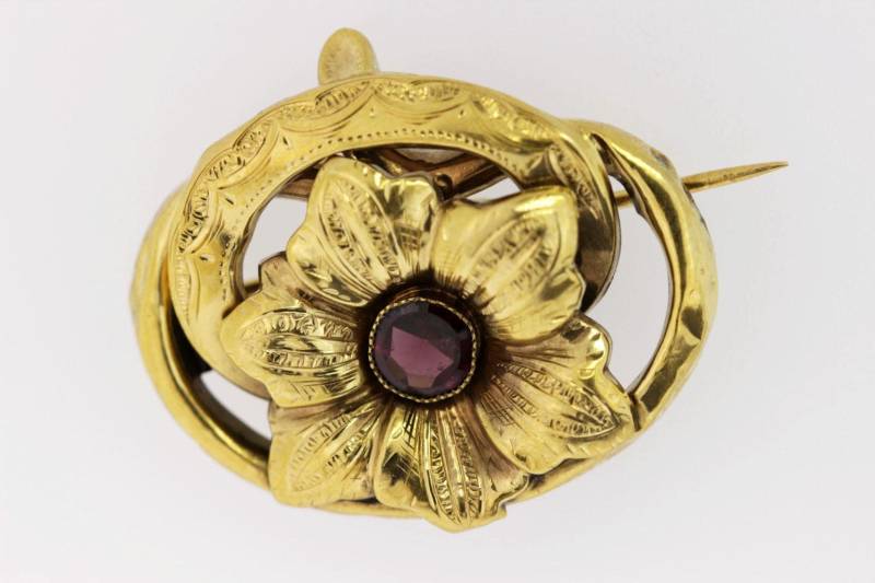 14K Gold Hohle Handgravierte Blumenbrosche Mit Granat in Der Mitte 14K Gold Hohle Handgravierte Blumenbrosche Mit Granat in Der Mitte von timekeepersinclayton