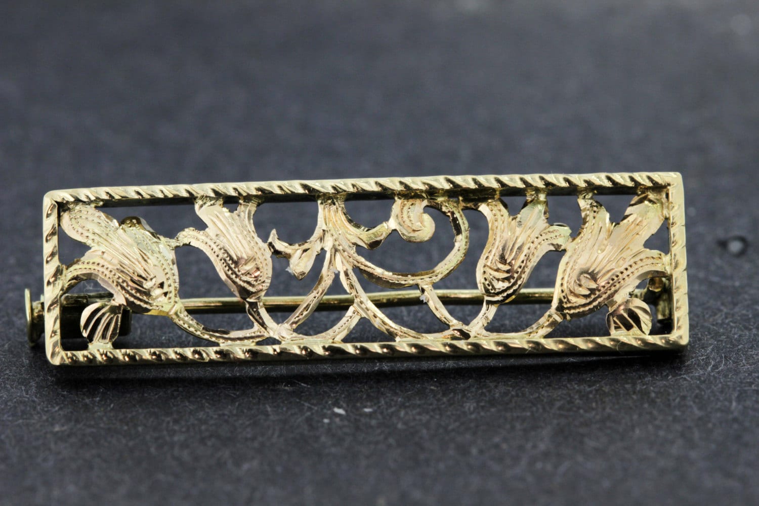 14K Rechteckige Brosche Mit Eingravierten Lilien von timekeepersinclayton