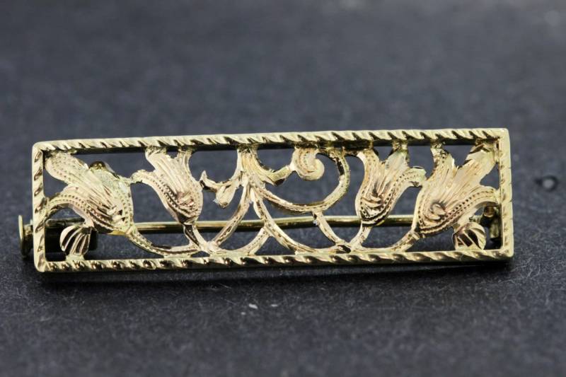 14K Rechteckige Brosche Mit Eingravierten Lilien von timekeepersinclayton