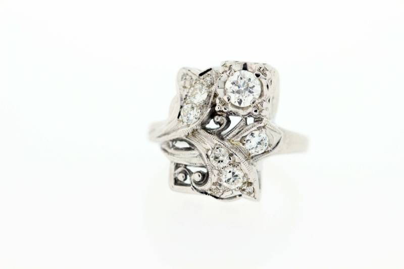 14K White Gold Blume Scroll Ring Mit Halben Karat Diamanten von timekeepersinclayton