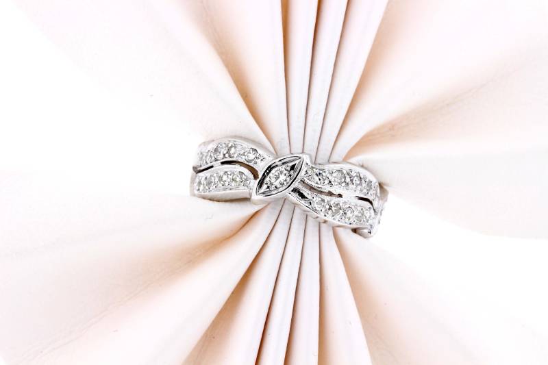 14K White Gold Pflastern Diamant Wave Band Kreuz Und Quer Criss Gewebten Ring von timekeepersinclayton