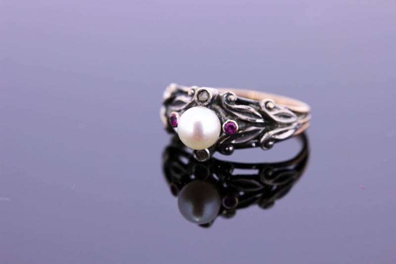 18 Karat Rosé - Und Weißgold Aus Den 1910Er Jahren Mit Rubin - Diamantakzenten in Der Mitte von timekeepersinclayton