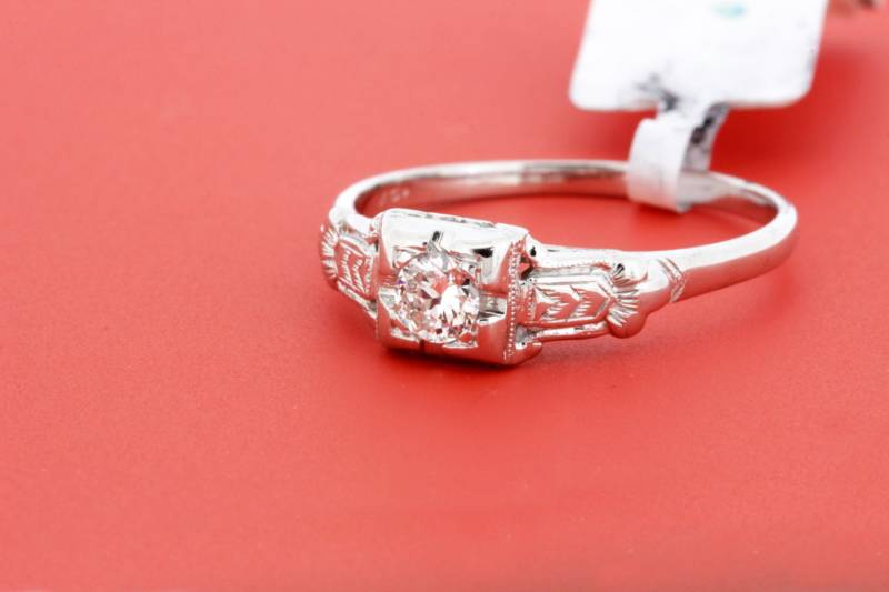 18K Gold-Diamant-Ring Mit Richtungspfeilen Und Blumen von timekeepersinclayton