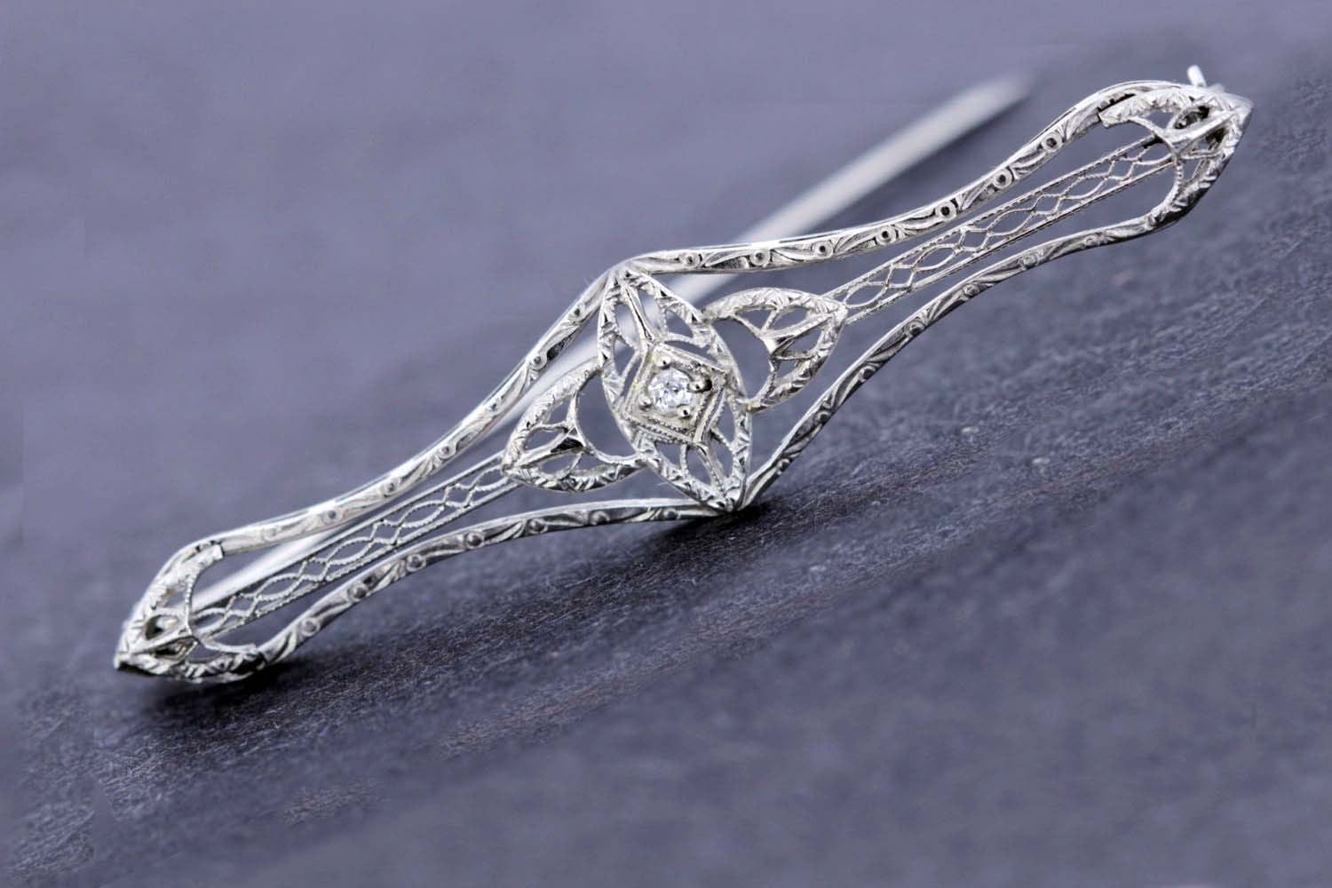 18K Gold Filigran Und Handgravierte Brosche Mit Diamant-Center von timekeepersinclayton