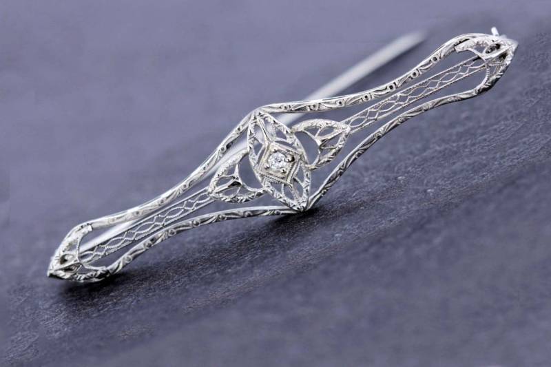 18K Gold Filigran Und Handgravierte Brosche Mit Diamant-Center von timekeepersinclayton