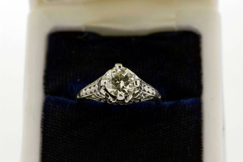 18K Weißgold Filigranen 1Ct Solitär Ring von timekeepersinclayton