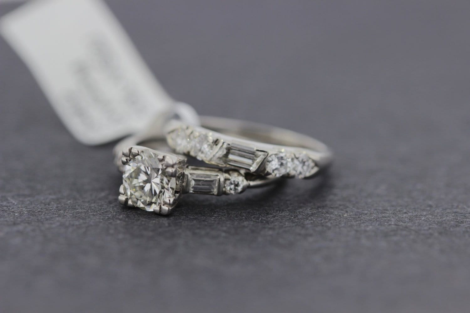 2-Teiliges Hochzeitsdiamantenset Mit Runden Diamanten in Platin Und Bagutte-Akzenten von timekeepersinclayton