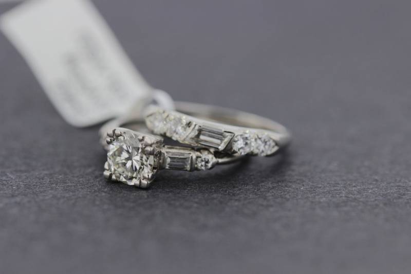 2-Teiliges Hochzeitsdiamantenset Mit Runden Diamanten in Platin Und Bagutte-Akzenten von timekeepersinclayton