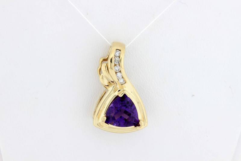 Anhänger Aus 14-Karätigem Gelbgold Mit Dreieckig Geschliffenem Amethyst von timekeepersinclayton