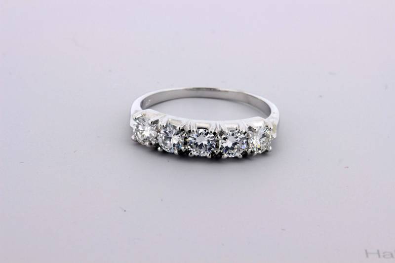 Atemberaubender Ring Aus 14-Karätigem Gold Mit Fünf Diamanten in Einer Reihe | 1 Ctw Atemberaubender Ring Aus 14-Karätigem Gold Mit Fünf Diamanten in Einer Reihe | 1 Ctw von timekeepersinclayton