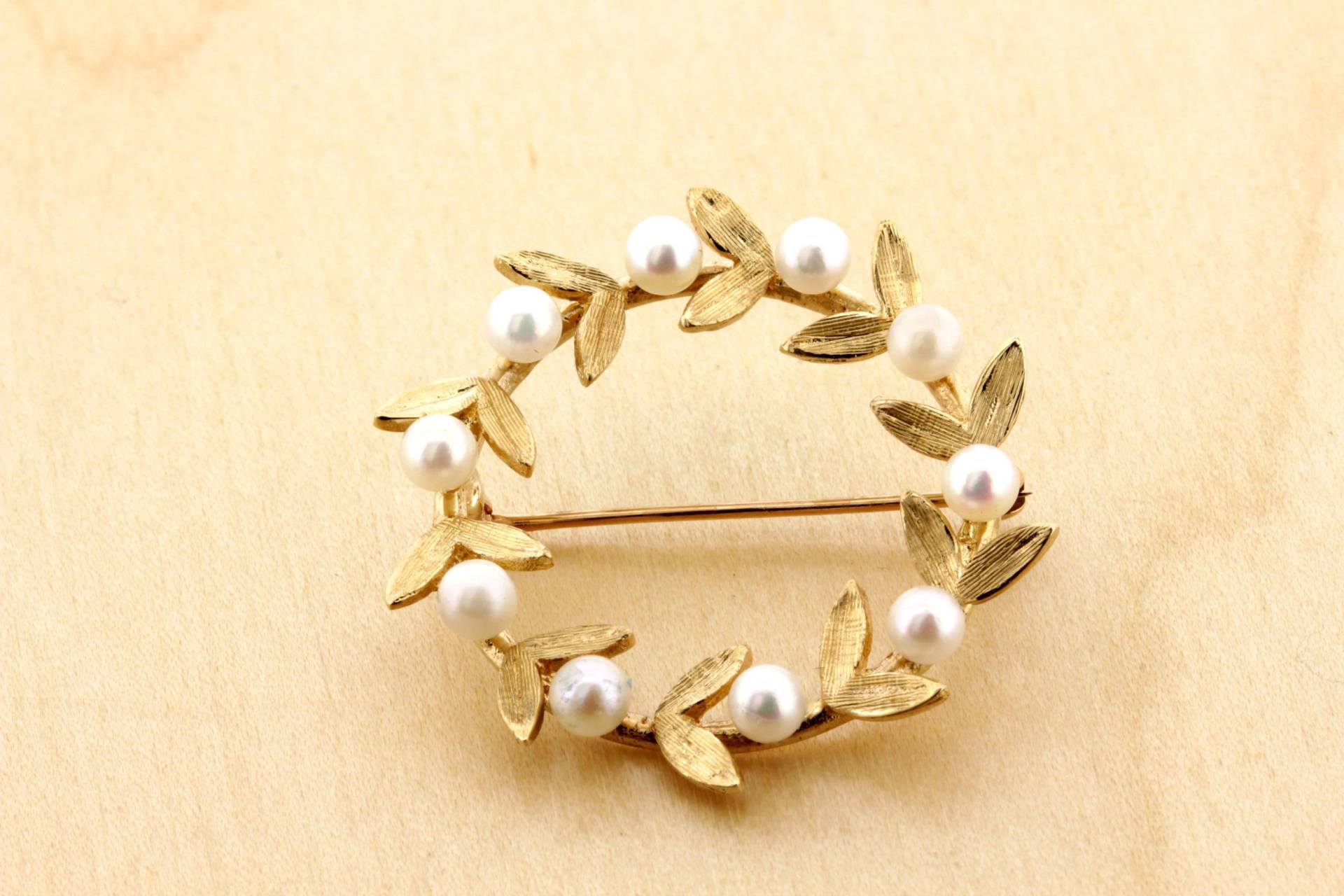 Blattbrosche Aus 14-Karätigem Gelbgold Mit Perlenverzierungen von timekeepersinclayton
