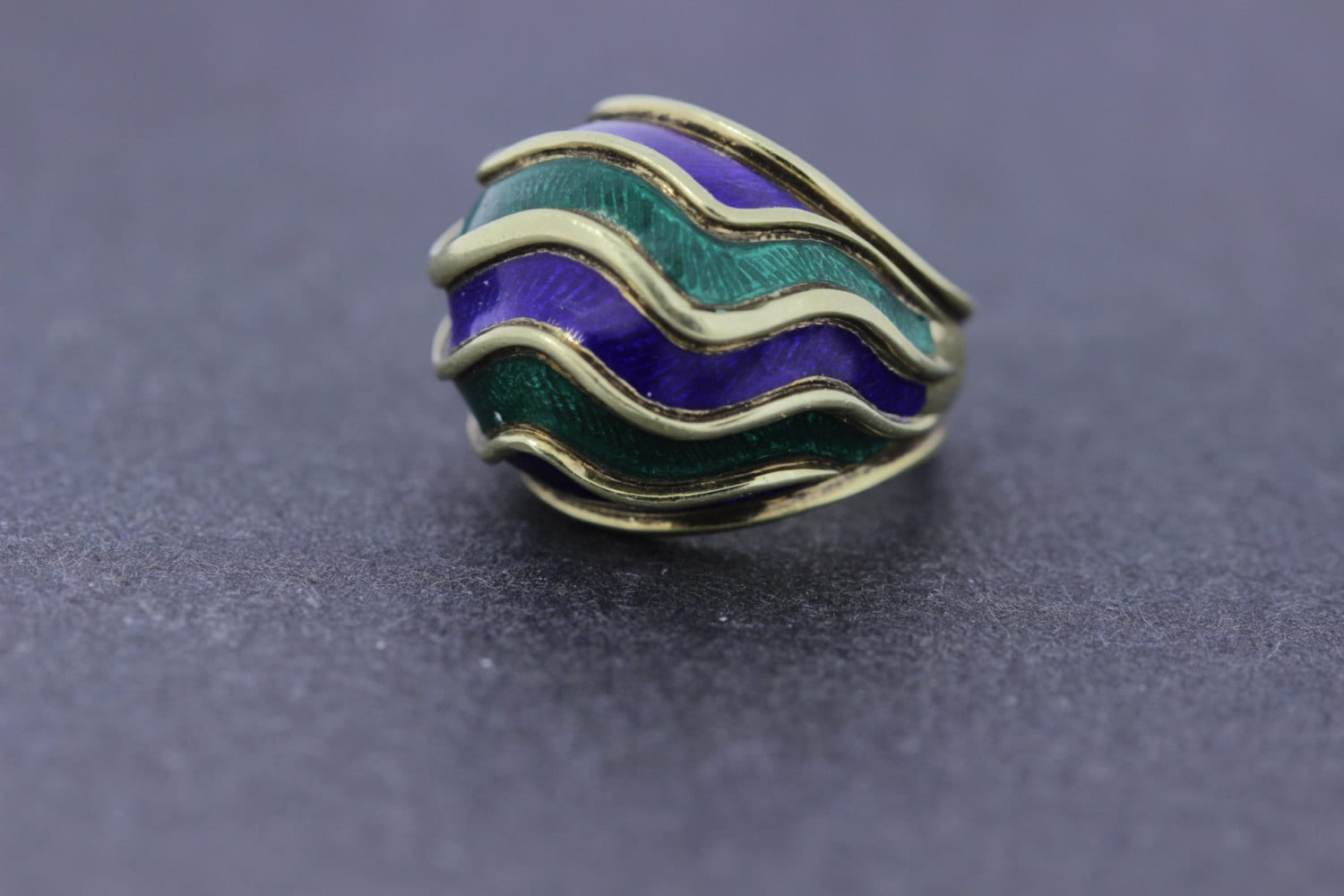 Blauer Und Grüner Emaille-Wellenring Aus 14-Karätigem Gold Blauer Und Grüner Emaille-Wellenring Aus 14-Karätigem Gold von timekeepersinclayton