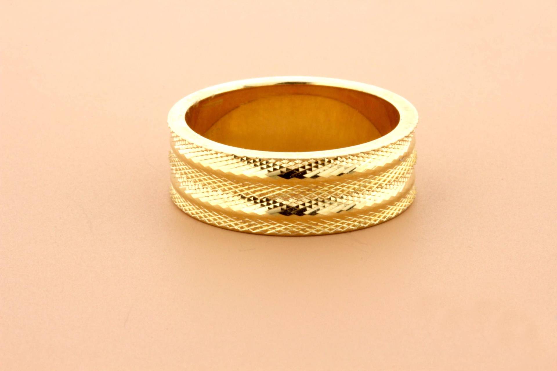 Breiter Ring Aus 14-Karätigem Gelbgold Mit Diamantgeschliffenem Wellenmuster von timekeepersinclayton