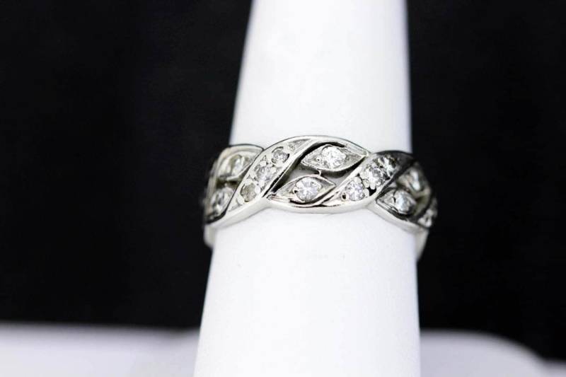 Breites Platinband Mit Diamanten in Pavé-Fassung von timekeepersinclayton