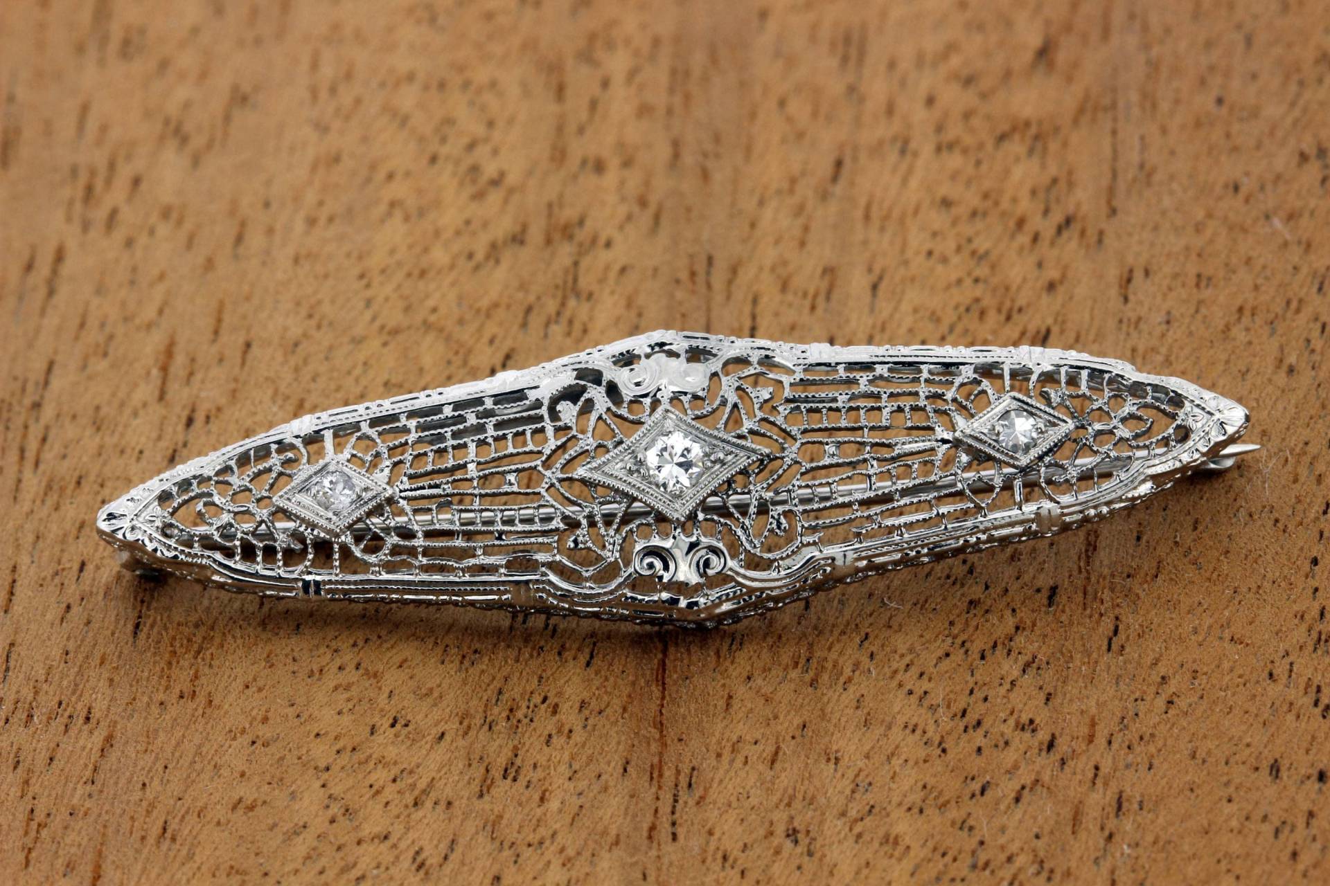 Brosche Aus 14 Karat Platin Mit Filigran - Und Diamantakzent von timekeepersinclayton