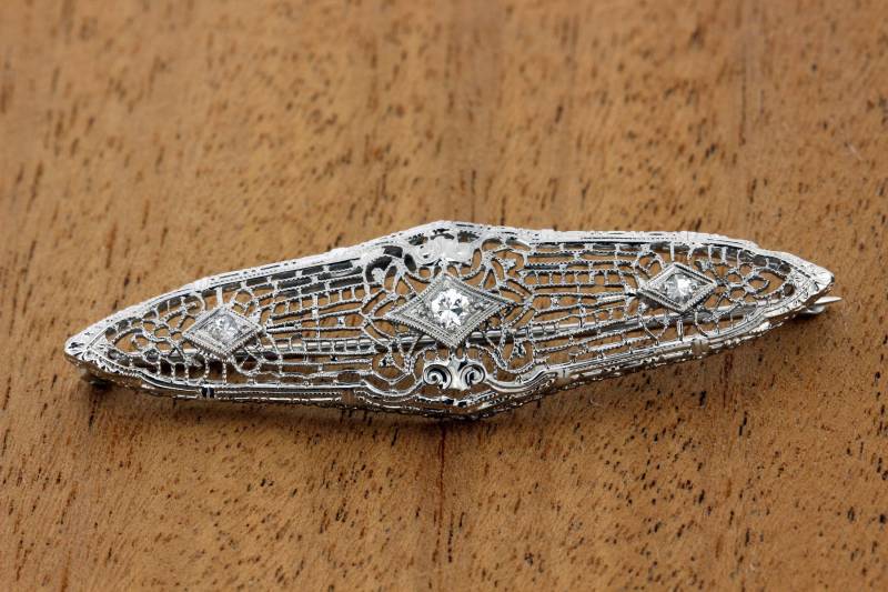 Brosche Aus 14 Karat Platin Mit Filigran - Und Diamantakzent von timekeepersinclayton