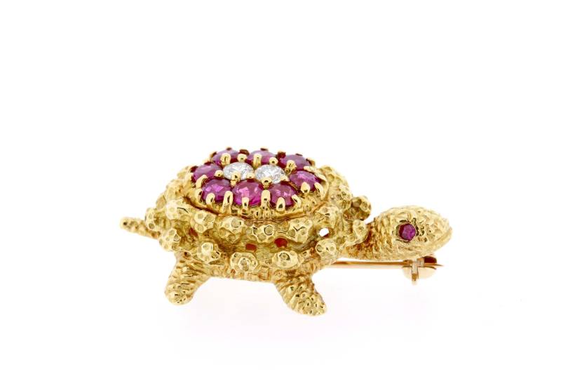 Brosche Aus 18-Karätigem Gelbgold Mit Schildkrötenmotiv, Rubin Und Diamanten, Besetzt Diamanten von timekeepersinclayton